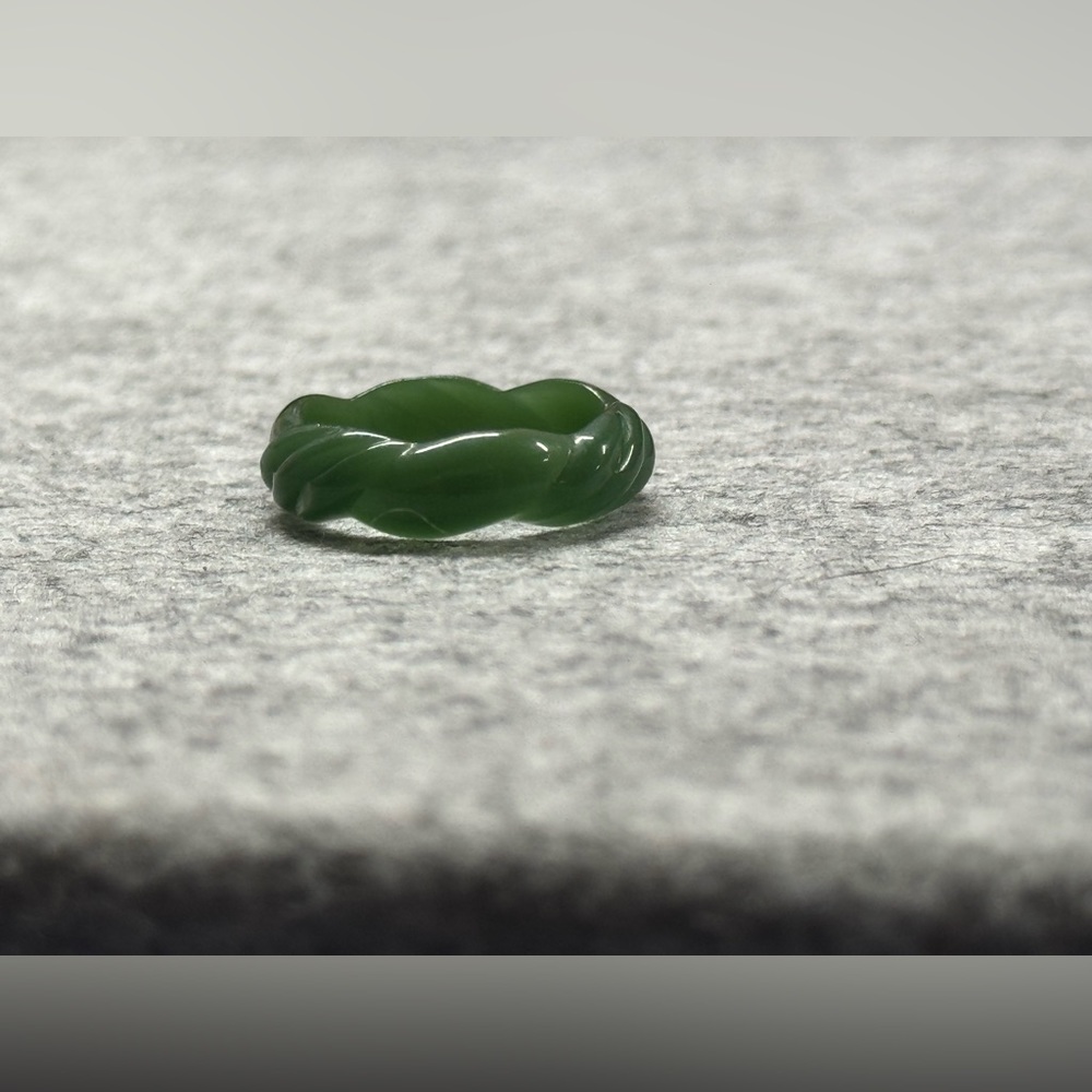 Vintage Bakelite Green Carved Ring